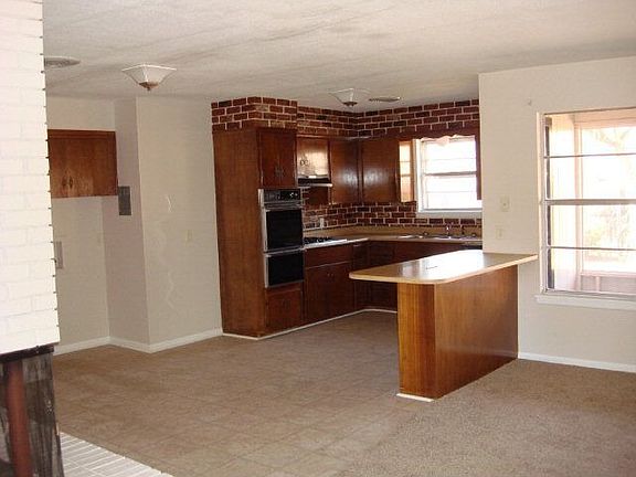 4th image of 3223 Trinity Dr