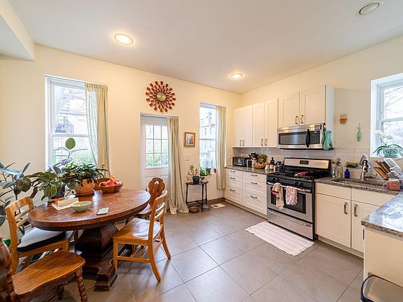 4th image of 935 Summit Ave #1