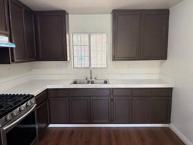 2 bed, 756 sqft, $2,400 — Photo 2