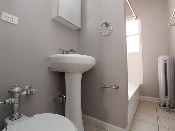 3rd image of 1348 W Argyle St APT 3S