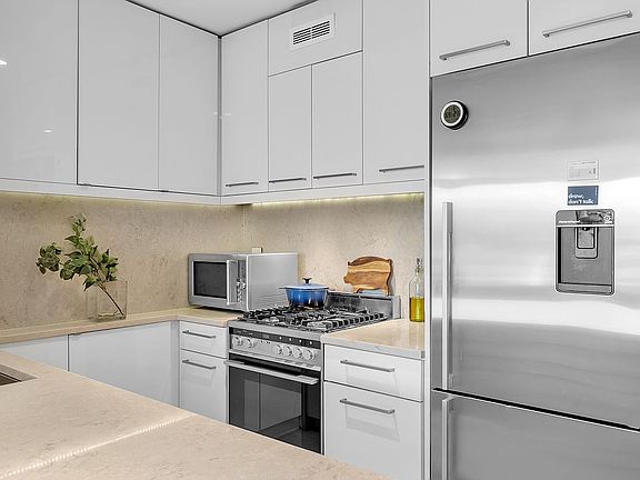 3rd image of 1 Irving Pl APT U15d