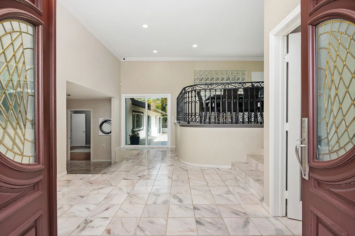 5 bed, 3590 sqft, $10,000 — Photo 3