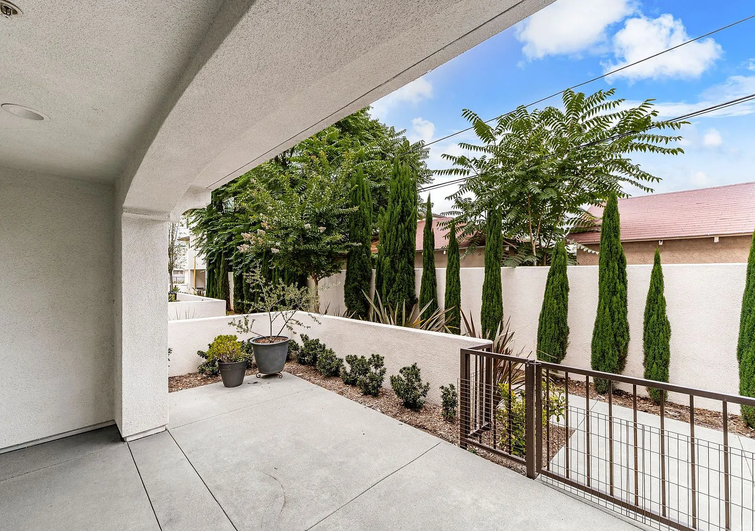 Beautiful Townhome — Photo 2