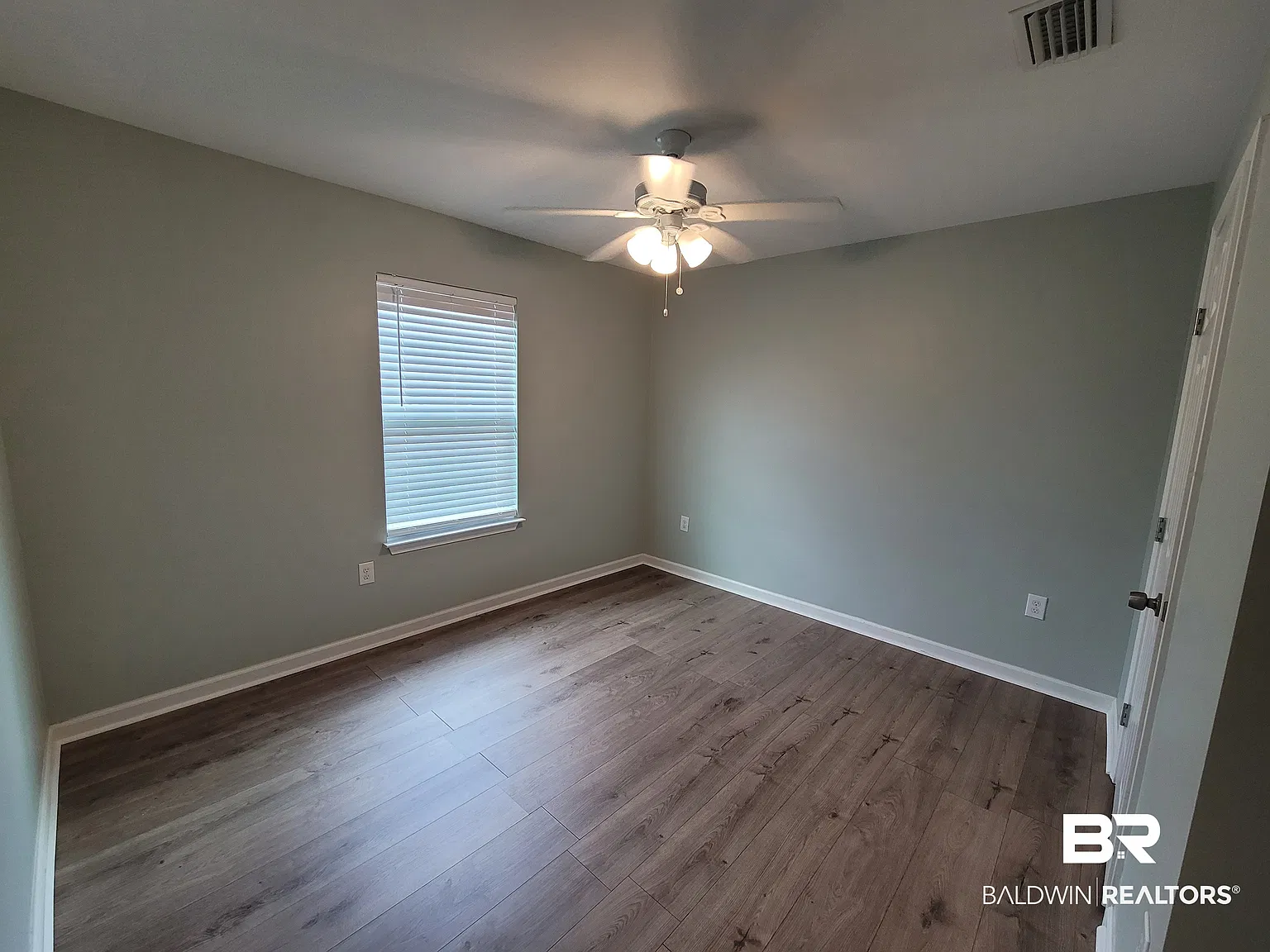 3 bed, 2.0 bath, 1399 sqft, $1,800 — Photo 4