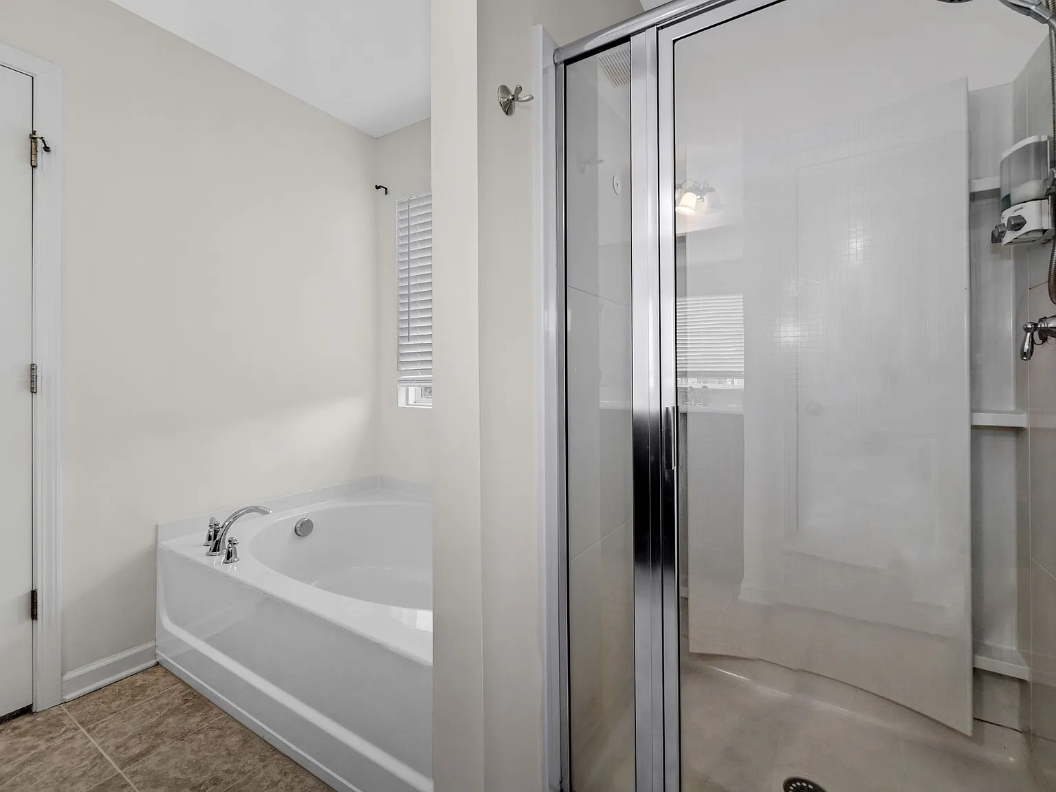 3 bed, 2.5 bath, 2337 sqft, $2,400 — Photo 4