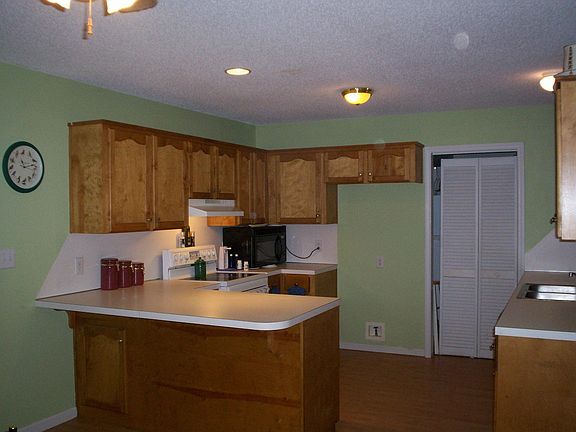 Large Kitchen w Bar