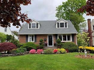 260 Arlington St, Mineola, NY 11501