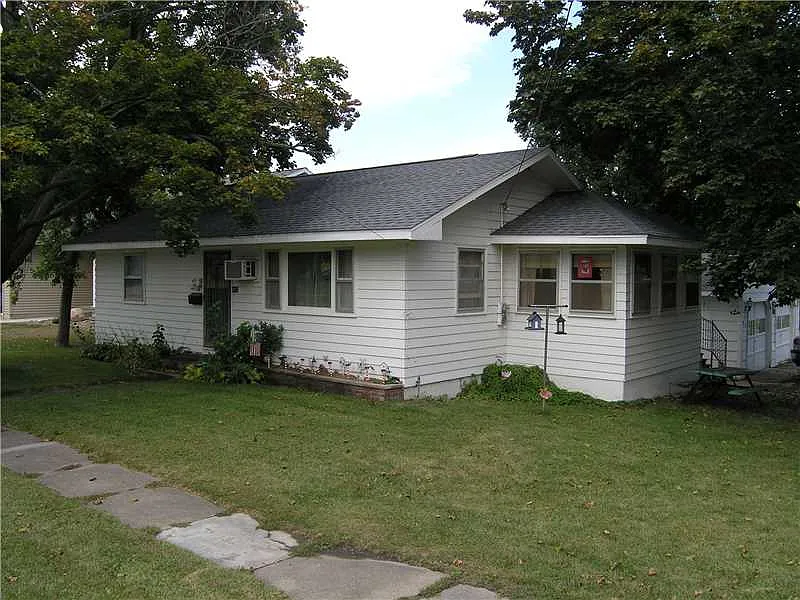 402 Main St photo 1