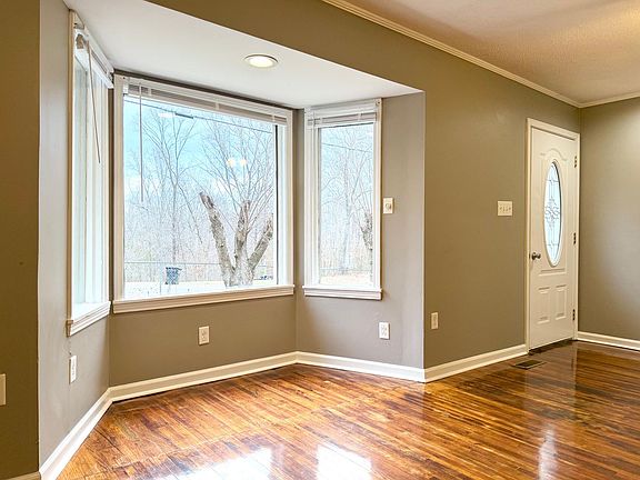 4th image of 838 Potters Ln