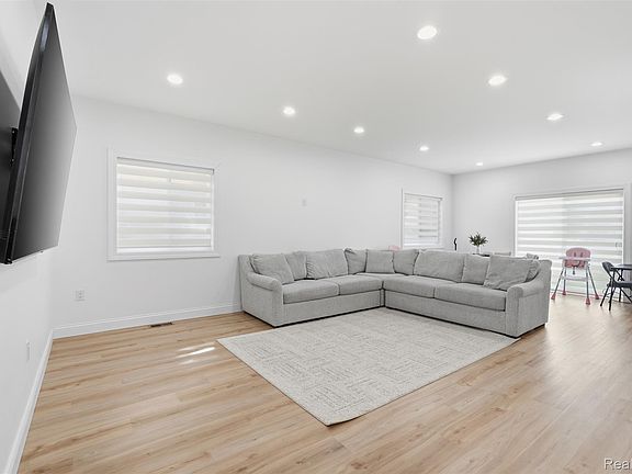 4th image of 22732 Cleveland St