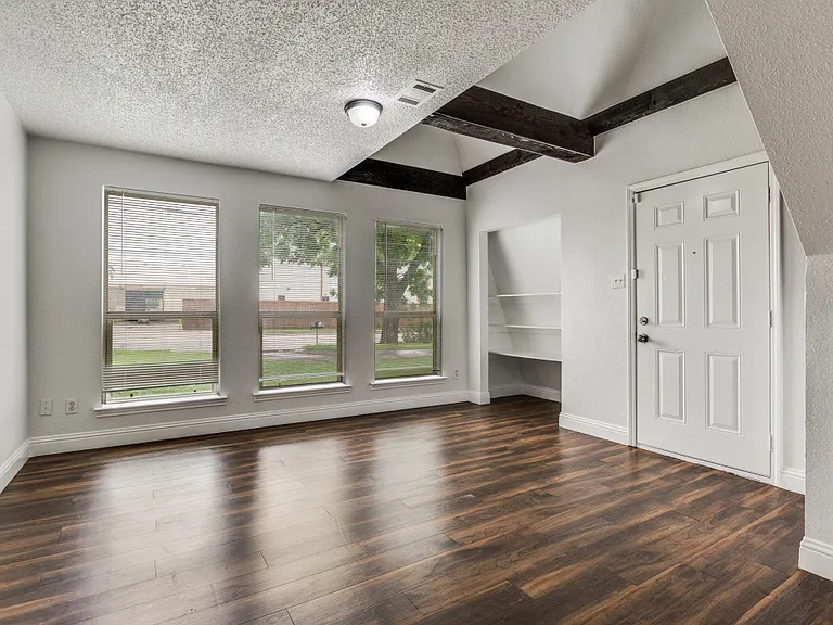 809 E Pioneer Dr — Photo 2