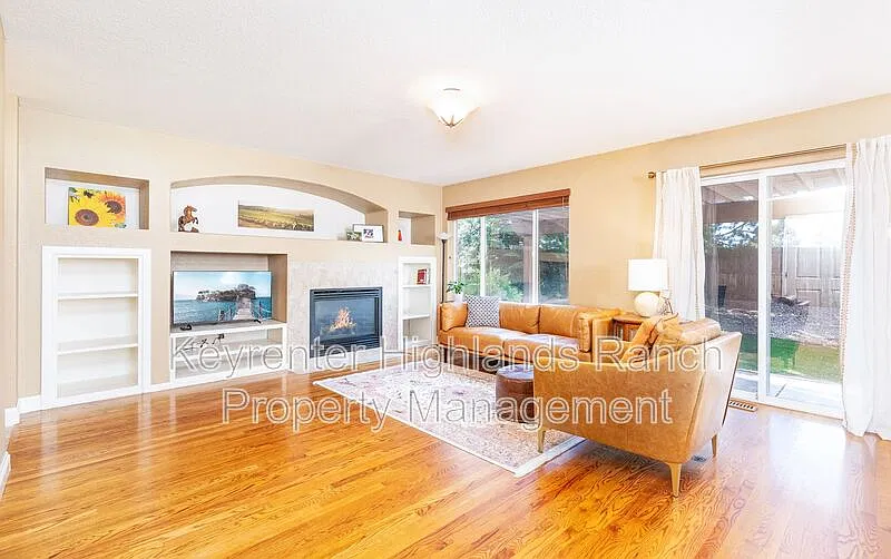 3 bed, 2.5 bath, 2484 sqft, $3,300 — Photo 2