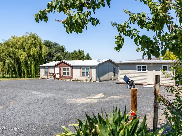921 Firing Center Rd, Yakima, WA 98901