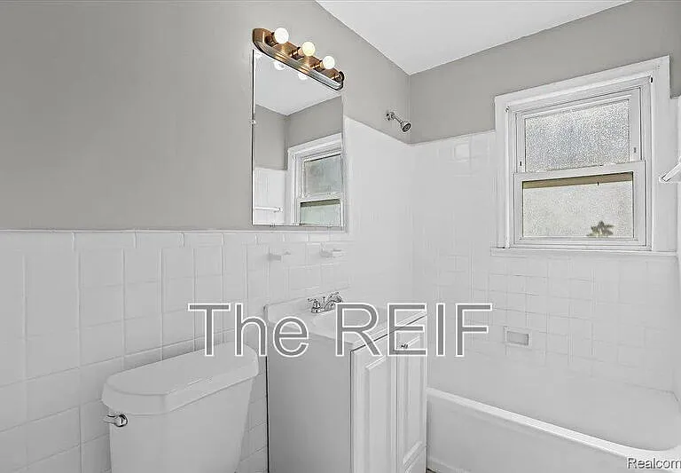 20045 Greenlawn St — Photo 13