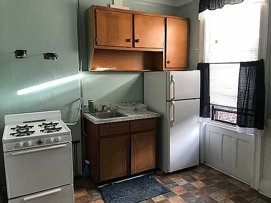 2nd image of 918 Onderdonk Ave #1LR