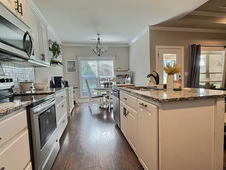 1018 Ridge Point Dr — Photo 2