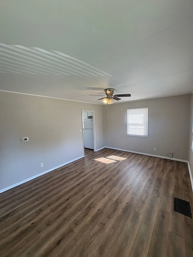 Charming 3-Bedroom Home in Peoria Detached Garage, Off-Street Parking, Move-In Ready! — Photo 3