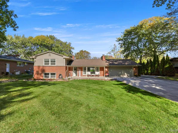 21102 Knudsen Dr, Grosse Ile, MI 48138