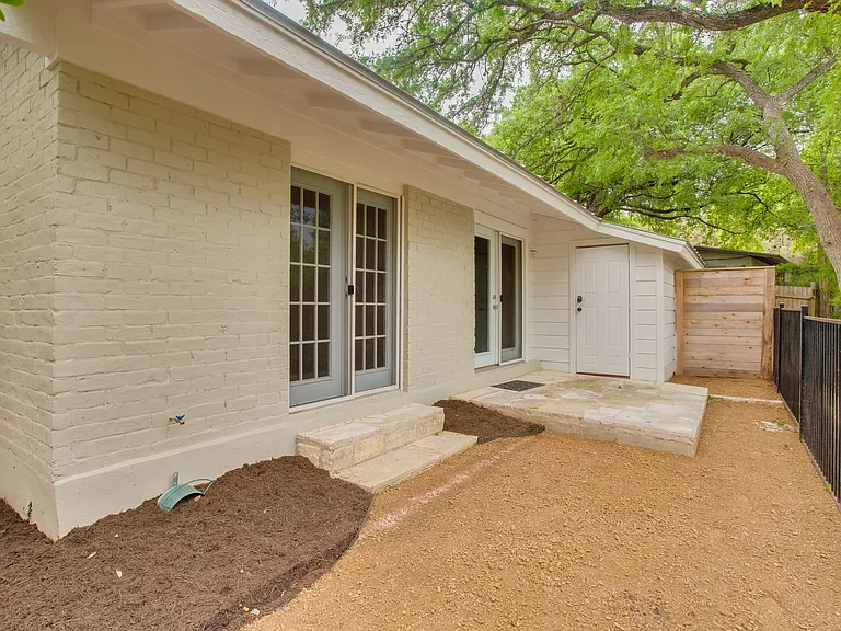 2300 Trailside Drive — Photo 5
