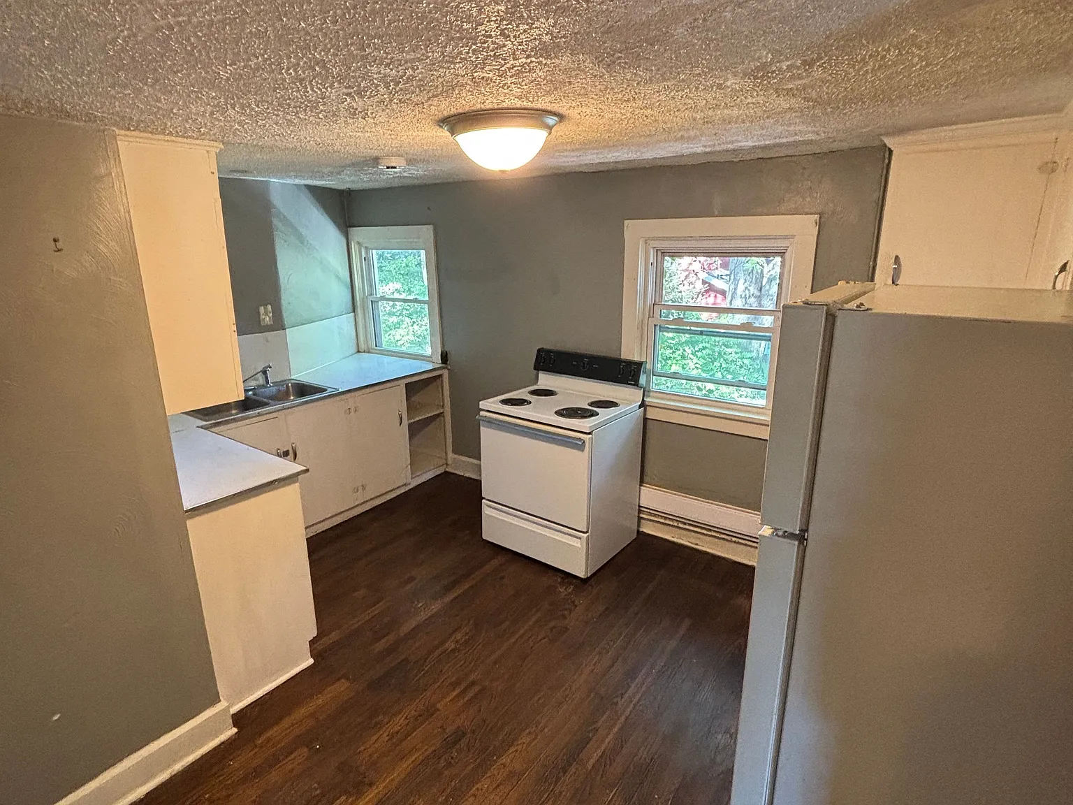 2 bed, 1.0 bath, $800 — Photo 2