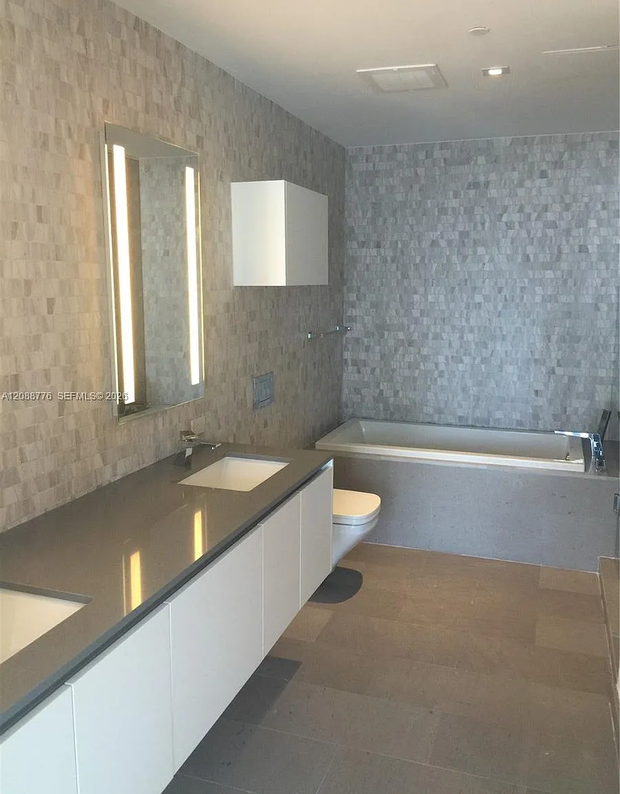 Reach Condo — Photo 1