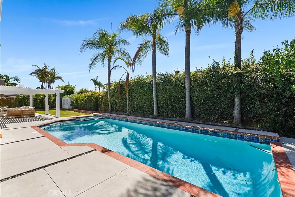 4 bed, 2.5 bath, 2300 sqft, $7,995 — Photo 3