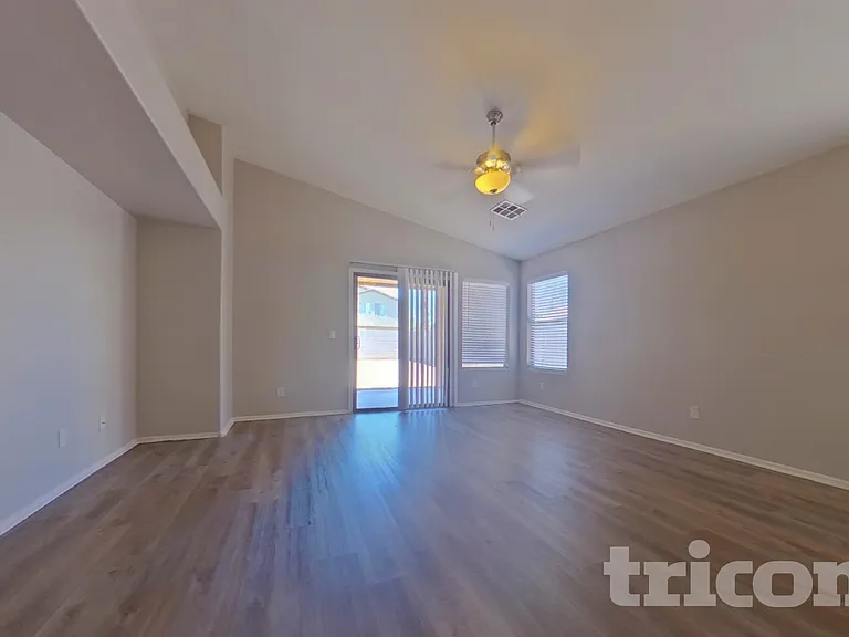 2215 S 83rd Ln — Photo 3