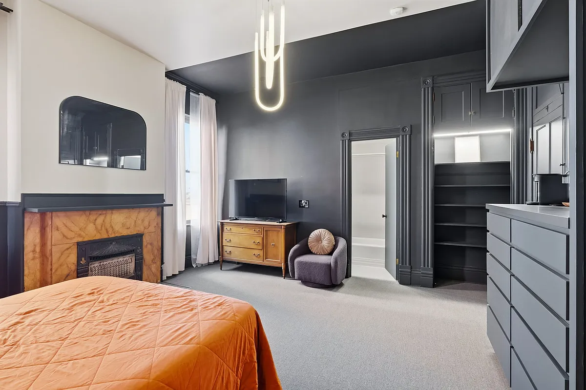 Private bedroom - 440 Ormsby Ave #3