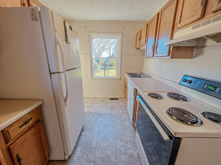 2630 Homecroft Dr — Photo 9