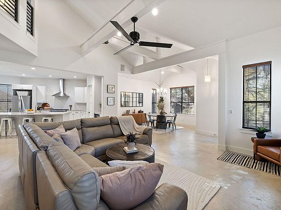 3rd image of 1018 Harwood Pl