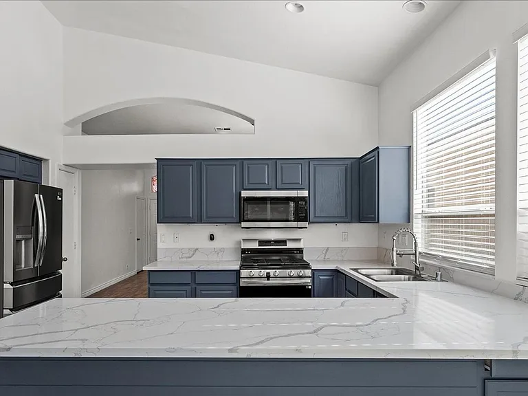 8137 Dartmoor Ave — Photo 10