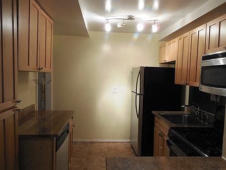 4th image of 713 Farragut Pl NE