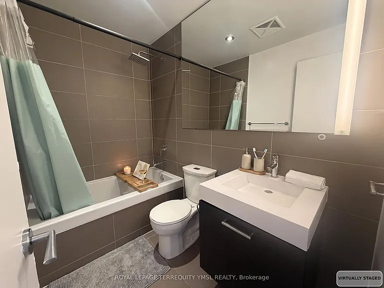318 King St E #308 — Photo 13