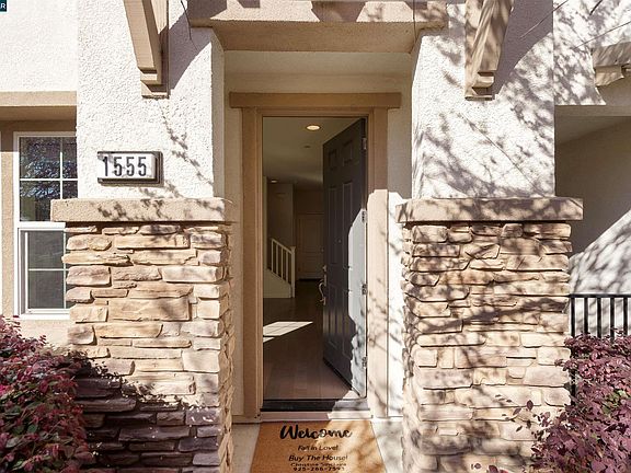 2nd image of 1555 Glenn St