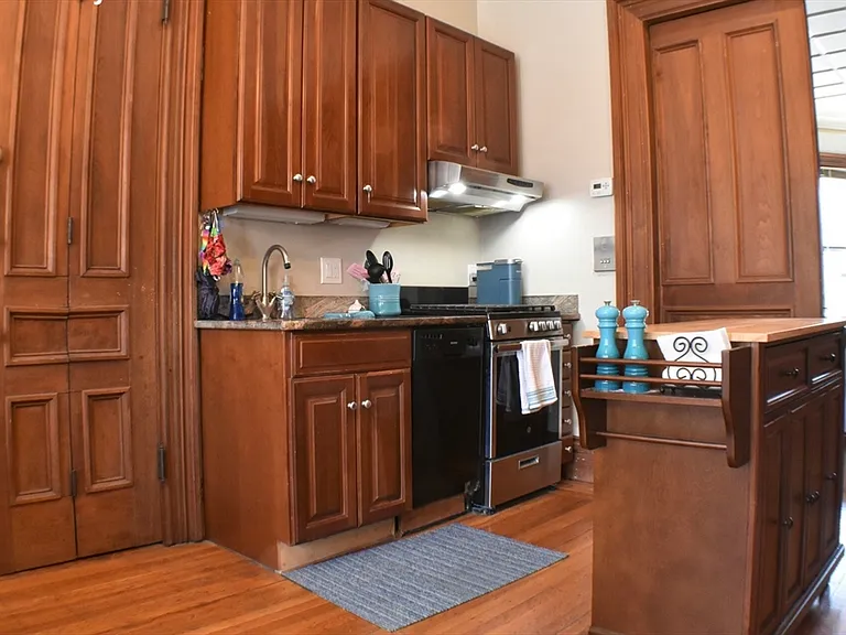 31 Fairfield St #2 — Photo 5