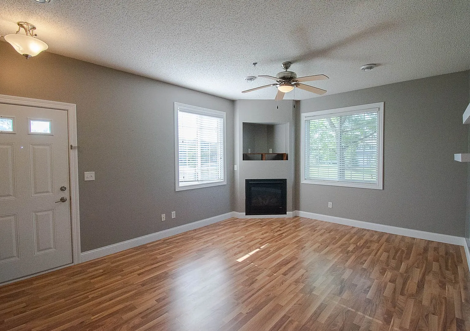 Beautiful Boulder Ridge end unit townhome w/upgrades throughout! — Photo 3