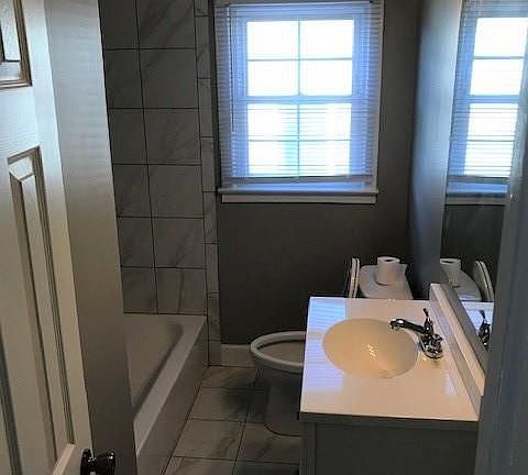 3rd image of 215 Hawley Ave