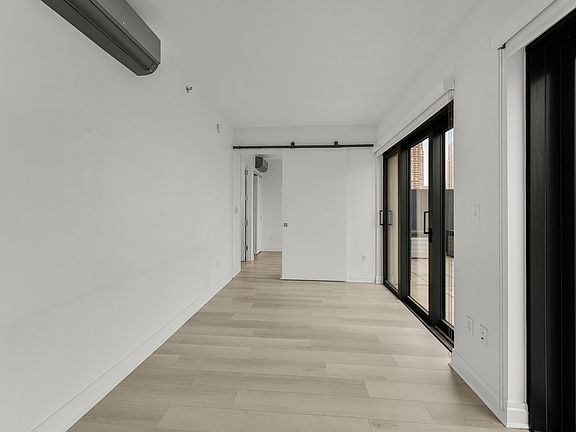 4th image of 10-25 Jackson Ave #9