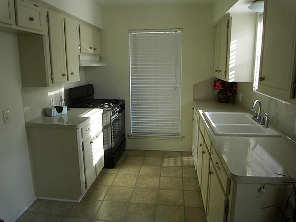 KITCHEN WITH GAS STOVE