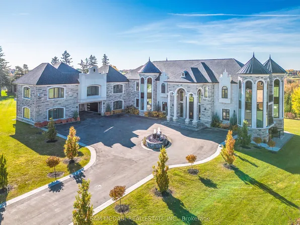 4 Saint Lukes Ct, Brampton, ON L6P 1K9