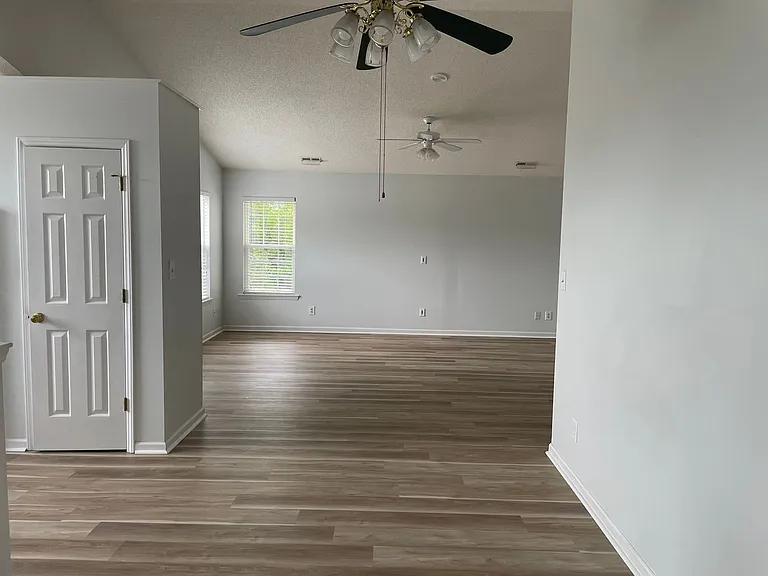 480 Saltaire Dr — Photo 8