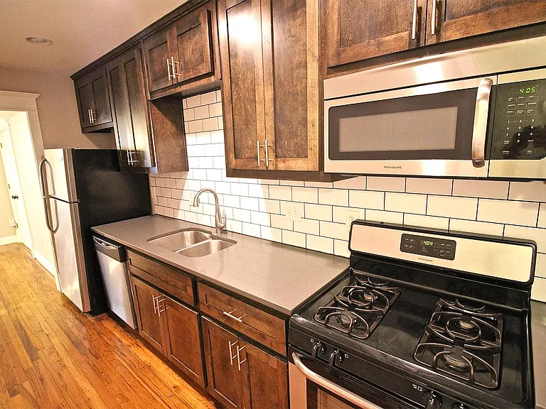 2803 Charlotte St — Photo 45