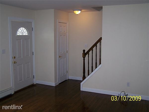 102_HIGH_AVE living rm
