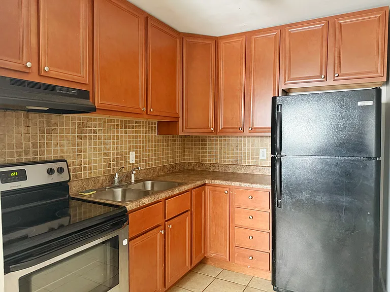 700 Village Ln #4 — Photo 8