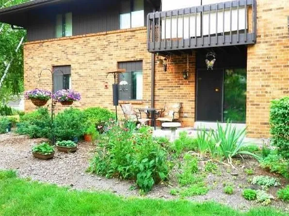 400 Park Hill Dr, Pewaukee, WI 53072