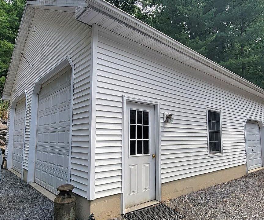 2nd image of 852 Hunters Rd