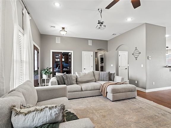 5th image of 602 Meadow Brook Cir