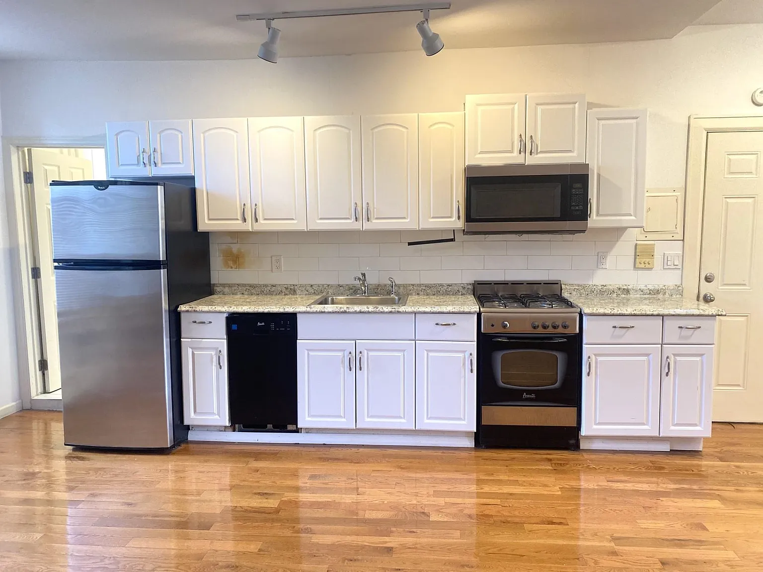2 bed, 1.0 bath, $3,200 — Photo 3