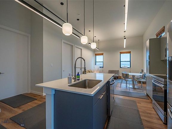 3rd image of 924 E Park St #202