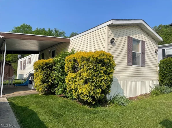2753 Deer Pass Dr SW, Canton, OH 44706